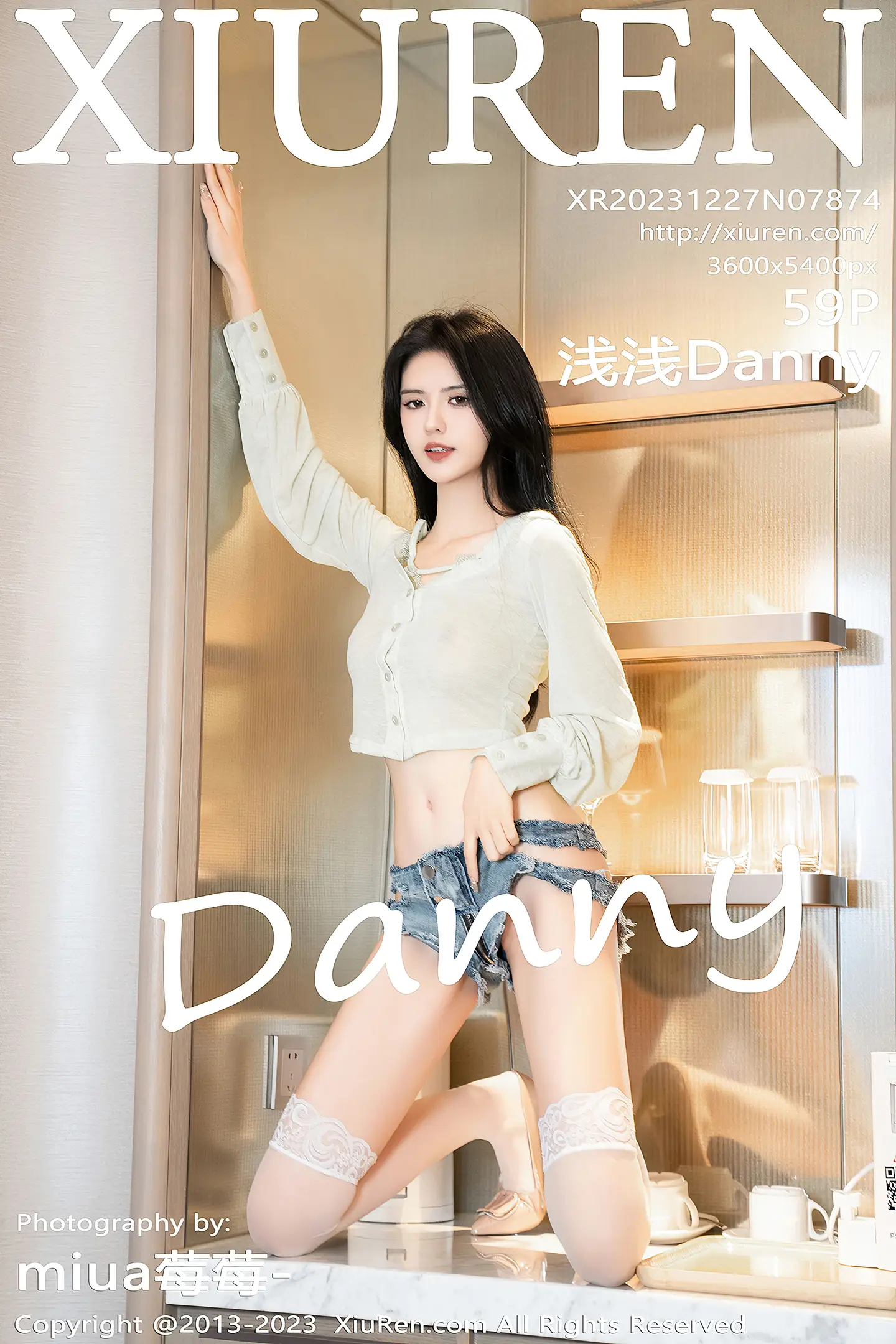 [XiuRen秀人网]No.7874_模特浅浅Danny浅灰色上衣配超短牛仔裤半脱秀翘臀撩人诱惑写真59P-秀人网 - XiuRen.Space